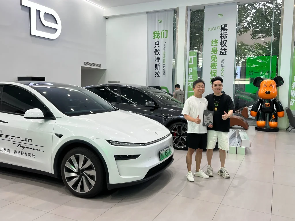 Sensonum森索姆向T9电研社授予一级经销商授权牌，双方代表在森索姆特斯拉专属音响展示车前合影留念。